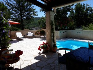 Verönd og sundlaug á efri hæð